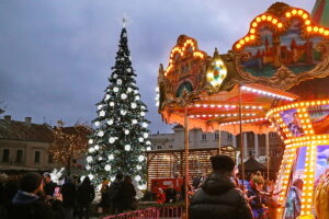 Kielczanie chętnie odwiedzają jarmark świąteczny - Radio Kielce 14.12.2025. Kielce. Kielecki Jarmark Świąteczny / Fot. Wiktor Taszłow - Radio Kielce