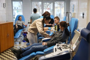 17.12.2025. Kielce. Akcja „Choinka dla życia” / Fot. Wiktor Taszłow - Radio Kielce