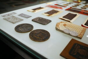 28.12.2025. Nowa Słupia. Muzeum Starożytnego Hutnictwa Świętokrzyskiego. Nowe eksponaty / Fot. Wiktor Taszłow - Radio Kielce