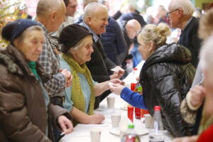 23.12.2025. Kielce. Wigilia dla samotnych, ubogich i bezdomnych / Fot. Wiktor Taszłow - Radio Kielce