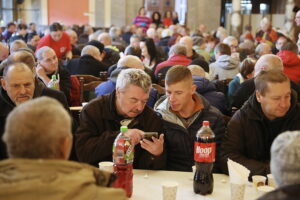 23.12.2025. Kielce. Wigilia dla samotnych, ubogich i bezdomnych / Fot. Wiktor Taszłow - Radio Kielce