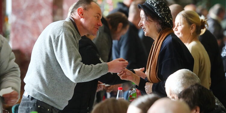 Osoby ubogie, samotne i bezdomne zasiadły do wigilijnego stołu