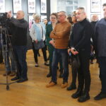 08.01.2025. Kielce. Wernisaż wystawy fotografii Mariusza Uciga " Kielce na starej i nowej fotografii" / Fot. Wiktor Taszłow - Radio Kielce