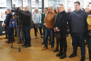 08.01.2025. Kielce. Wernisaż wystawy fotografii Mariusza Uciga " Kielce na starej i nowej fotografii" / Fot. Wiktor Taszłow - Radio Kielce