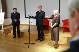 08.01.2025. Kielce. Wernisaż wystawy fotografii Mariusza Uciga " Kielce na starej i nowej fotografii" / Fot. Wiktor Taszłow - Radio Kielce