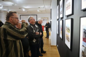 08.01.2025. Kielce. Wernisaż wystawy fotografii Mariusza Uciga " Kielce na starej i nowej fotografii" / Fot. Wiktor Taszłow - Radio Kielce
