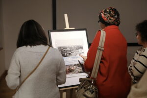 08.01.2025. Kielce. Wernisaż wystawy fotografii Mariusza Uciga " Kielce na starej i nowej fotografii" / Fot. Wiktor Taszłow - Radio Kielce