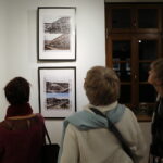 08.01.2025. Kielce. Wernisaż wystawy fotografii Mariusza Uciga " Kielce na starej i nowej fotografii" / Fot. Wiktor Taszłow - Radio Kielce