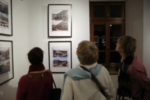 08.01.2025. Kielce. Wernisaż wystawy fotografii Mariusza Uciga " Kielce na starej i nowej fotografii" / Fot. Wiktor Taszłow - Radio Kielce