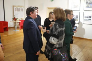 08.01.2025. Kielce. Wernisaż wystawy fotografii Mariusza Uciga " Kielce na starej i nowej fotografii" / Fot. Wiktor Taszłow - Radio Kielce