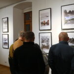 08.01.2025. Kielce. Wernisaż wystawy fotografii Mariusza Uciga " Kielce na starej i nowej fotografii" / Fot. Wiktor Taszłow - Radio Kielce