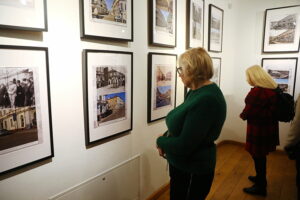 08.01.2025. Kielce. Wernisaż wystawy fotografii Mariusza Uciga " Kielce na starej i nowej fotografii" / Fot. Wiktor Taszłow - Radio Kielce