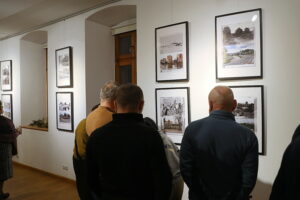 08.01.2025. Kielce. Wernisaż wystawy fotografii Mariusza Uciga " Kielce na starej i nowej fotografii" / Fot. Wiktor Taszłow - Radio Kielce