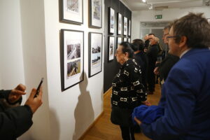 08.01.2025. Kielce. Wernisaż wystawy fotografii Mariusza Uciga " Kielce na starej i nowej fotografii" / Fot. Wiktor Taszłow - Radio Kielce