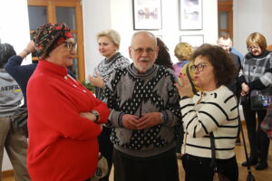 08.01.2025. Kielce. Wernisaż wystawy fotografii Mariusza Uciga " Kielce na starej i nowej fotografii" / Fot. Wiktor Taszłow - Radio Kielce