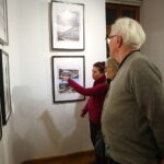 08.01.2025. Kielce. Wernisaż wystawy fotografii Mariusza Uciga " Kielce na starej i nowej fotografii" / Fot. Wiktor Taszłow - Radio Kielce