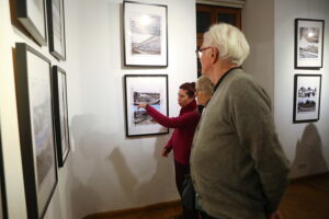 08.01.2025. Kielce. Wernisaż wystawy fotografii Mariusza Uciga " Kielce na starej i nowej fotografii" / Fot. Wiktor Taszłow - Radio Kielce