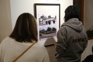 08.01.2025. Kielce. Wernisaż wystawy fotografii Mariusza Uciga " Kielce na starej i nowej fotografii" / Fot. Wiktor Taszłow - Radio Kielce