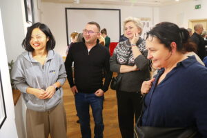 08.01.2025. Kielce. Wernisaż wystawy fotografii Mariusza Uciga " Kielce na starej i nowej fotografii" / Fot. Wiktor Taszłow - Radio Kielce