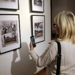 08.01.2025. Kielce. Wernisaż wystawy fotografii Mariusza Uciga " Kielce na starej i nowej fotografii" / Fot. Wiktor Taszłow - Radio Kielce