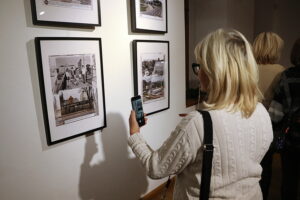 08.01.2025. Kielce. Wernisaż wystawy fotografii Mariusza Uciga " Kielce na starej i nowej fotografii" / Fot. Wiktor Taszłow - Radio Kielce