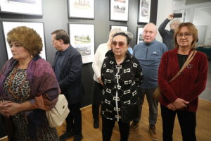 08.01.2025. Kielce. Wernisaż wystawy fotografii Mariusza Uciga " Kielce na starej i nowej fotografii" / Fot. Wiktor Taszłow - Radio Kielce