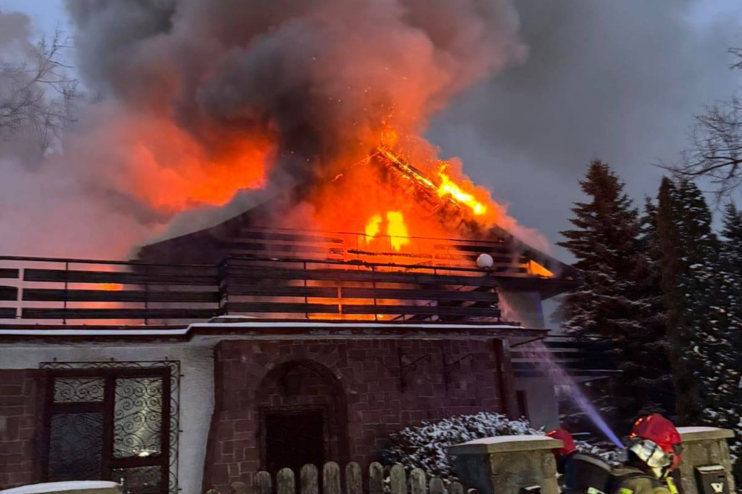 Dramatyczny poranek w Suchedniowie. Pożar zniszczył dom