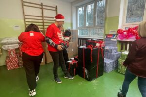 „Szlachetna Paczka” dla rodzin z powiatu sandomierskiego - Radio Kielce 13.12.2025. Sandomierz. „Szlachetna Paczka” - magazyn w Szkole Podstawowej w Złotej / Fot. Grażyna Szlęzak-Wójcik - Radio Kielce