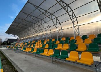 Nowe trybuny na stadionie w Pierzchnicy / Fot. Marcin Marszałek - Radio Kielce