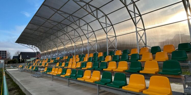 Nowe trybuny na stadionie w Pierzchnicy / Fot. Marcin Marszałek - Radio Kielce