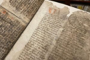 Sandomierz. Biblioteka Diecezjalna w Sandomierzu. Odnowione rękopisy / Fot. Grażyna Szlęzak-Wójcik - Radio Kielce