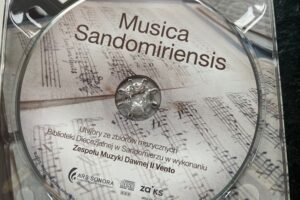 Płyta z utworami pochodzącymi ze zbiorów sandomierskich benedyktynek / Fot. Grażyna Szlęzak-Wójcik - Radio Kielce