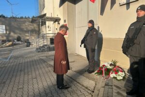 W Kielcach uczczono ofiary stanu wojennego - Radio Kielce 13.12.2025. Kielce. Areszt Śledczy w Kielcach. 44. rocznica wybuchu Stanu Wojennego / Fot. Iwona Murawska-Bujnowicz - Radio Kielce