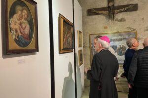 Obrazy, dawne karty świąteczne, zabawki i choinkowe ozdoby na jednej wystawie - Radio Kielce 14.12.2025. Sandomierz. Muzeum Diecezjalne Dom Długosza w Sandomierzu. Wystawa „Z pierwszą na niebie gwiazdą Bóg w Waszym domu zasiędzie. Opowieść Wigilijna” / Fot. Grażyna Szlęzak-Wójcik - Radio Kielce