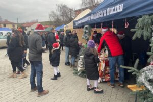 Chleb z pieca hitem jarmarku - Radio Kielce 14.12.2025. Dwikozy. Kiermasz / Fot. Grażyna Szlęzak-Wójcik - Radio Kielce