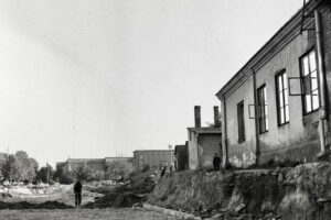 Historia kieleckich ulic. Krakowska Rogatka - Radio Kielce Kielce. Krakowska Rogatka. Lata 1965-1969. Ulica Jana Pawła II (wówczas Świerczewskiego). Z prawej strony zabudowania dworku Karscha / źródło: facebook.com/kieleckieinwestycje