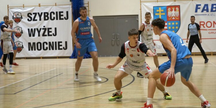 06.12.2025. Kielce. Mecz II ligi koszykarzy AZS UJK Kielce TAURON GTK II Gliwice / Fot. Maciej Makuła - Radio Kielce