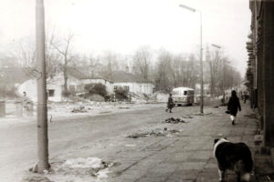 Historia kieleckich ulic. Krakowska Rogatka - Radio Kielce Kielce. Krakowska Rogatka. Lata 1967-1969. Ulica Jana Pawła II (wówczas Świerczewskiego). Widok w kierunku skrzyżowania z ulicą Ogrodową / źródło: facebook.com/kieleckieinwestycje