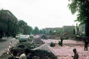Historia kieleckich ulic. Krakowska Rogatka - Radio Kielce Kielce. Krakowska Rogatka. Lata 1969-1971. Skrzyżowanie ulic Jana Pawła II (wówczas Świerczewskiego) i Krakowskiej / źródło: facebook.com/kieleckieinwestycje