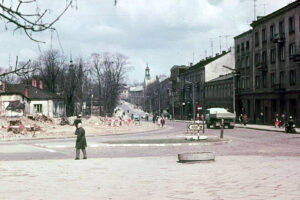 Historia kieleckich ulic. Krakowska Rogatka - Radio Kielce Kielce. Krakowska Rogatka. Lata 1969-1971. Ulica Jana Pawła II (wówczas Świerczewskiego). Widok w stronę skrzyżowania z ulicą Krakowską / źródło: facebook.com/kieleckieinwestycje