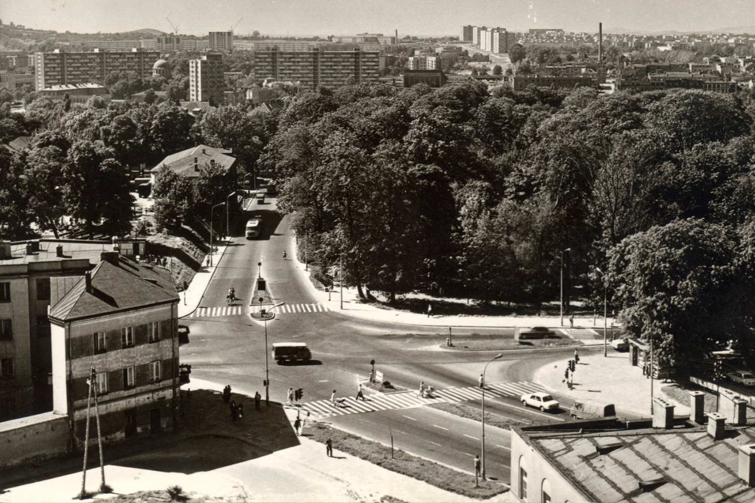 Kielce. Krakowska Rogatka. Lata 1970-1979. Widok z biurowca „Nida” / źródło: facebook.com/KielceNaPrzestrzeniLat Kielce. Krakowska Rogatka. Lata 1970-1979. Widok z biurowca „Nida” / źródło: facebook.com/KielceNaPrzestrzeniLat