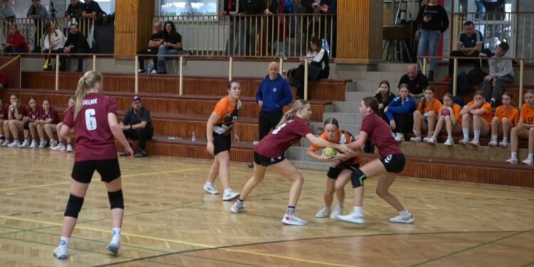 Blisko 1000 młodych szczypiornistów rywalizowało w Turnieju Mikołajkowym - Radio Kielce 07.12.2025. Kielce. Międzynarodowy Turniej Piłki Ręcznej o Puchar Prezydenta Miasta Kielce / Fot. Maciej Makuła - Radio Kielce