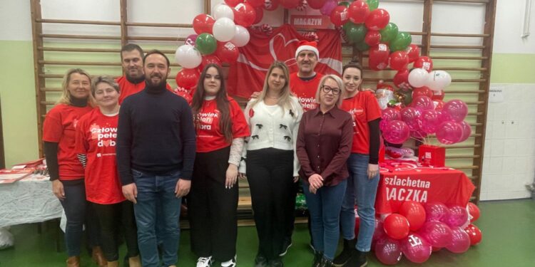 „Szlachetna Paczka” dla rodzin z powiatu sandomierskiego - Radio Kielce 13.12.2025. Sandomierz. „Szlachetna Paczka” - magazyn w Szkole Podstawowej w Złotej / Fot. Grażyna Szlęzak-Wójcik - Radio Kielce