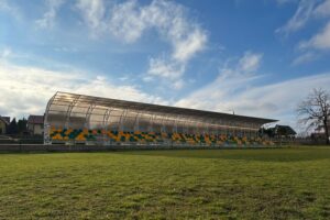 Nowe trybuny na stadionie w Pierzchnicy / Fot. Marcin Marszałek - Radio Kielce