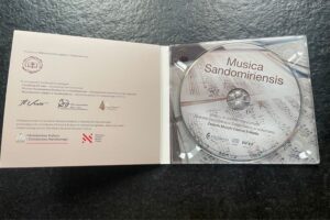 Płyta z utworami pochodzącymi ze zbiorów sandomierskich benedyktynek / Fot. Grażyna Szlęzak-Wójcik - Radio Kielce