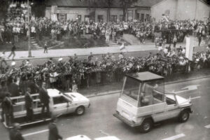Historia kieleckich ulic. Krakowska Rogatka - Radio Kielce Kielce. Krakowska Rogatka. 3 czerwca 1991 roku. Jan Paweł II na obecnej ulicy Jana Pawła II (wówczas Świerczewskiego) / źródło: fotopolska.eu