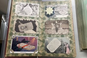 Obrazy, dawne karty świąteczne, zabawki i choinkowe ozdoby na jednej wystawie - Radio Kielce 14.12.2025. Sandomierz. Muzeum Diecezjalne Dom Długosza w Sandomierzu. Wystawa „Z pierwszą na niebie gwiazdą Bóg w Waszym domu zasiędzie. Opowieść Wigilijna” / Fot. Grażyna Szlęzak-Wójcik - Radio Kielce