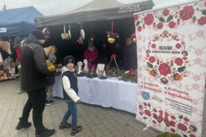 Chleb z pieca hitem jarmarku - Radio Kielce 14.12.2025. Dwikozy. Kiermasz / Fot. Grażyna Szlęzak-Wójcik - Radio Kielce