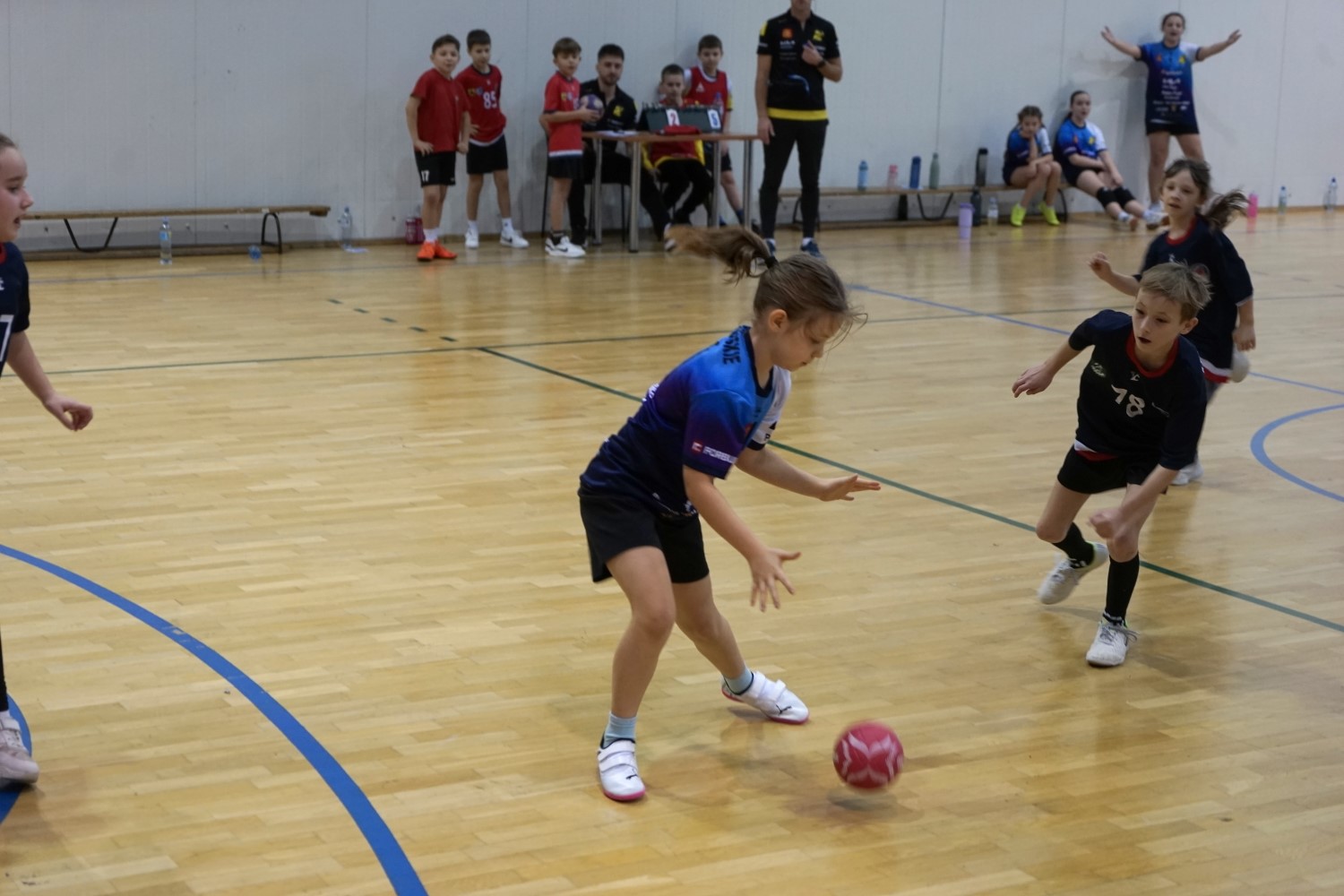 Dzieci z Akademii Piłki manualnej z Końskich, Smykowa i Przysuchy na sportowo obchodziły Mikołajki