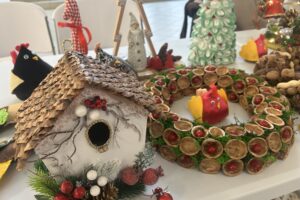 Świąteczne ozdoby na kiermaszu w szpitalu - Radio Kielce 09.12.2025. Kielce. Wojewódzki Szpital Zespolonym w Kielcach. Kiermasz / Fot. Iwona Murawska-Bujnowicz - Radio Kielce